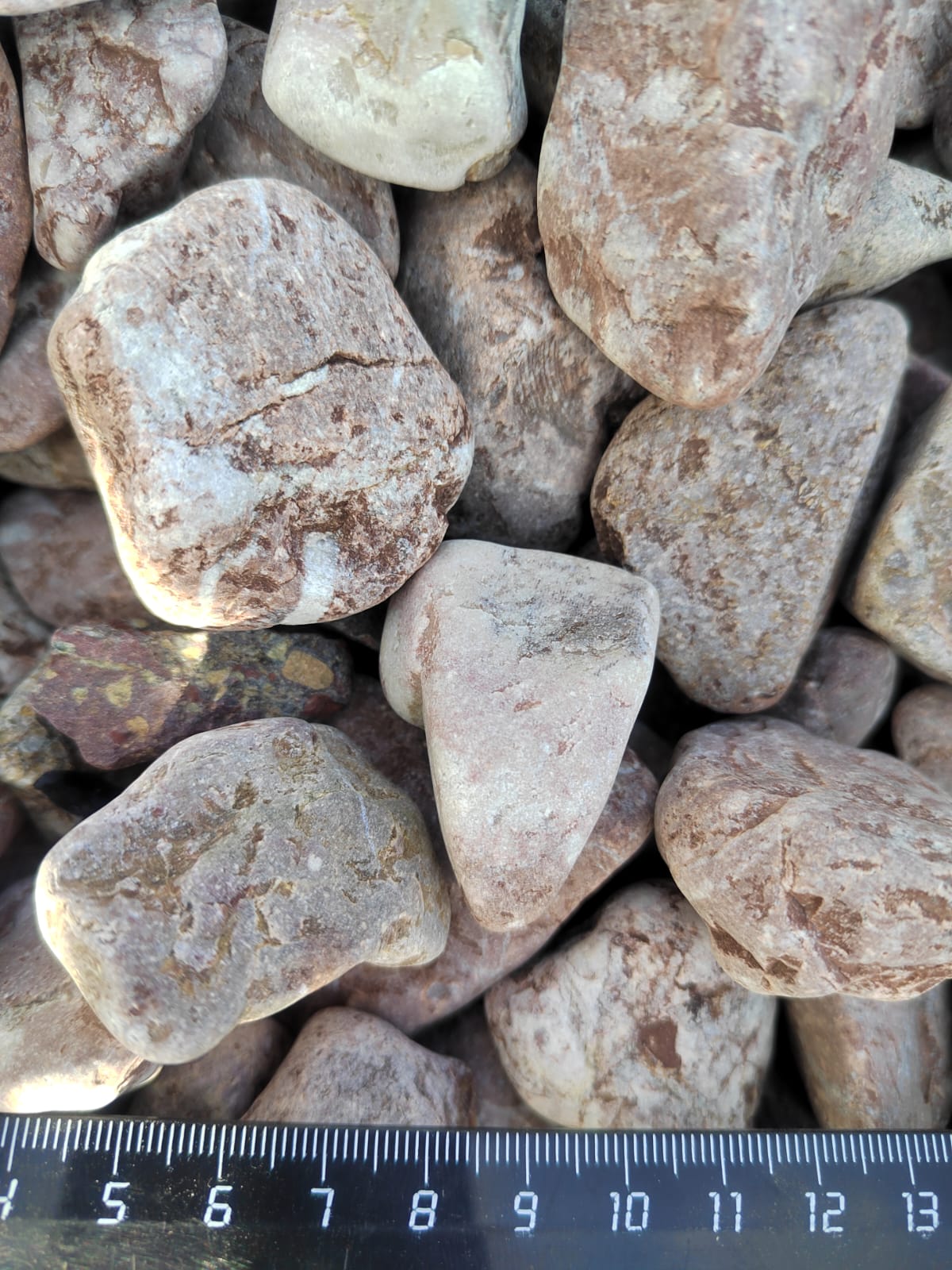  Розовая галька (щебень галтованный розовый) фр.20-40 мм.  купить  в Краснодаре мрамор розовый, красный оголтованный округлый щебень  13500 руб/т   фото 