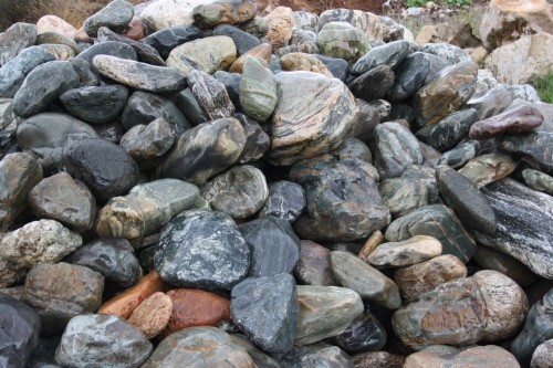  Ландшафтные валунчики фр.100-500 мм.  купить в Краснодаре крупный природный камень серый, темно-серый, светло-серый речной валун крупный 4800 руб/т   фото 