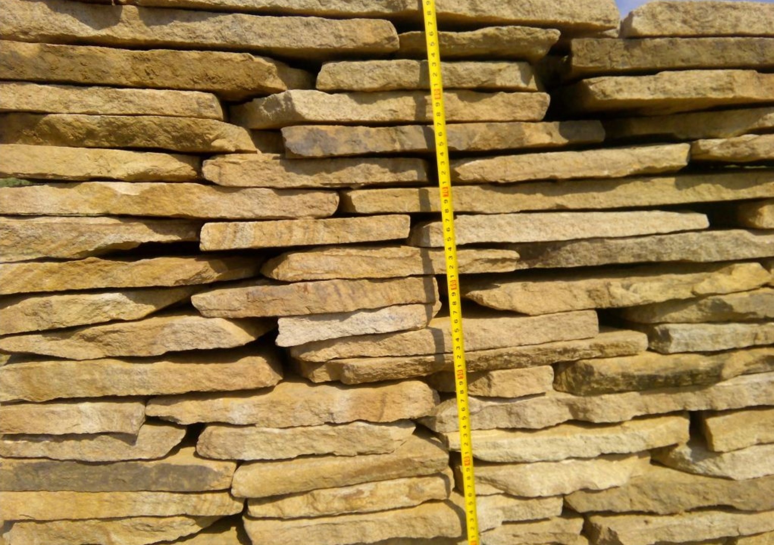 Песчаник пластушка желтый с разводом под дерево (2 см)  купить  в Краснодаре плитняк желтый с разводами, желтый, рыжий, серый песчаник пластушка рваная ландшафтная 11 000 руб/м3   фото 