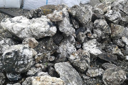  Черный гранит - кварцит фр. 500-1000 мм.  купить в Краснодаре гранит кварцит черный серый белый скальный колотый валун 7000 руб/т   фото 