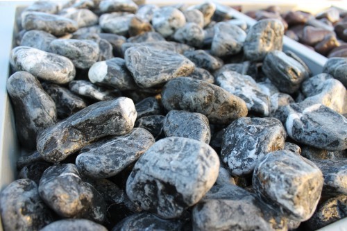  Галька мраморная черная (щебень галтованный черный мрамор) фр. 50-100 мм.  купить  в Краснодаре мрамор черный с белыми прожилками щебень ландшафтный мраморный 9000 руб/т   фото 