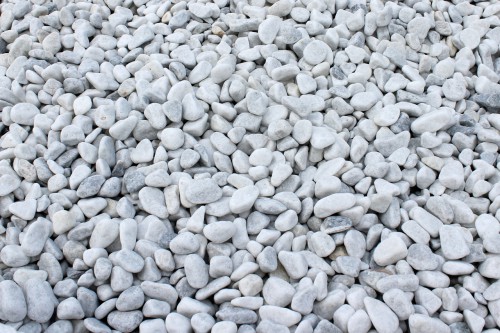 Белая мраморная галька (щебень галтованный белый) фр.10-20 мм.  купить  в Краснодаре мрамор белый, молочный, айвори окатанный округлый декоративный ландшафтный щебень 14500 руб/т   фото 