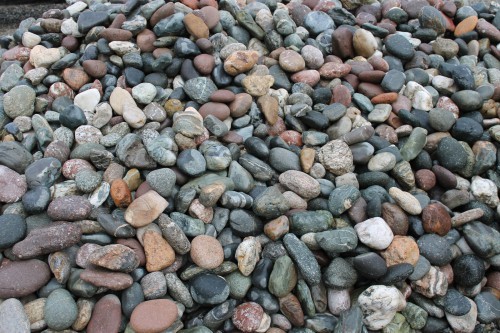 Галька окат (цветная картошка) фр. 50-100 мм. купить   в Краснодаре галька природная окатанная серый белый цветной синий темно-серый коричневый округлый галечник окатанный 4500 руб/т   фото 