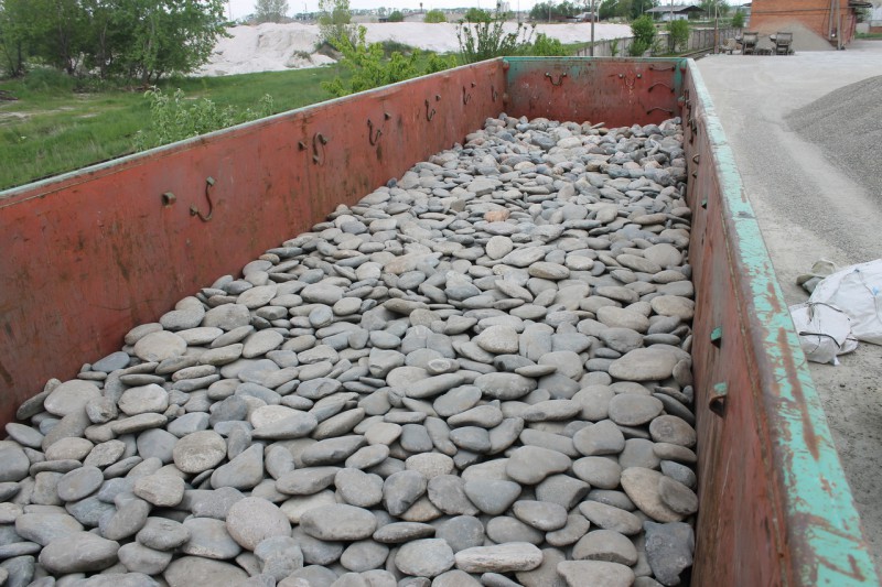 Kamenclub.ru: Галька речная плоская (серо-белая) фр. 70-120 мм. купить   в  Краснодарегалька галечник речной серый, белый окатанная плоская  природная галька 7000 руб/т   фото КАМЕНЬ КЛУБ