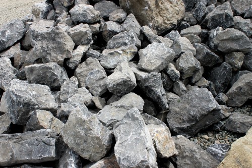  Черный мрамор скальник фр. 1000-1500 мм.  купить в Краснодаре мрамор черный белый серый крупный колотый валун ландшафтный 9000 руб/т   фото 