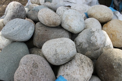  Речной валун (Ассорти) фр.100-300 мм.  купить в Краснодаре галечник серый, темно-серый, светло-серый речная галька крупных размеров 4200 руб/т   фото 