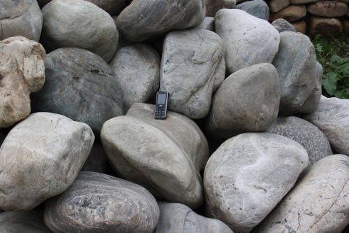 Речной валун Кабанчик фр.300-500 мм.  купить в Краснодаре крупный природный камень галька серый, темно-серый речной валун галечник масштабный 7000 руб/т   фото 