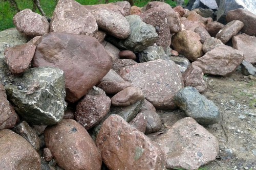 Конгломераты фр. 300-1000 мм.  купить в Краснодаре кварц мрамор диабаз коричневый, серый зеленоватый речной валун крупный 6500 руб/т   фото 