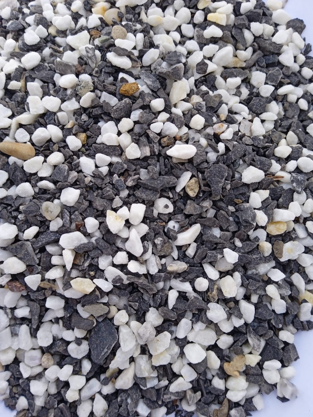  Мраморная галька (щебень галтованный микс:белый-черный-розовый-медовый) фр.5-10 мм.  купить  в Краснодаре мрамор белый, медовый, черный, розовый мраморный галтованный щебень декоративный ландшафтный 14500 руб/т   фото 