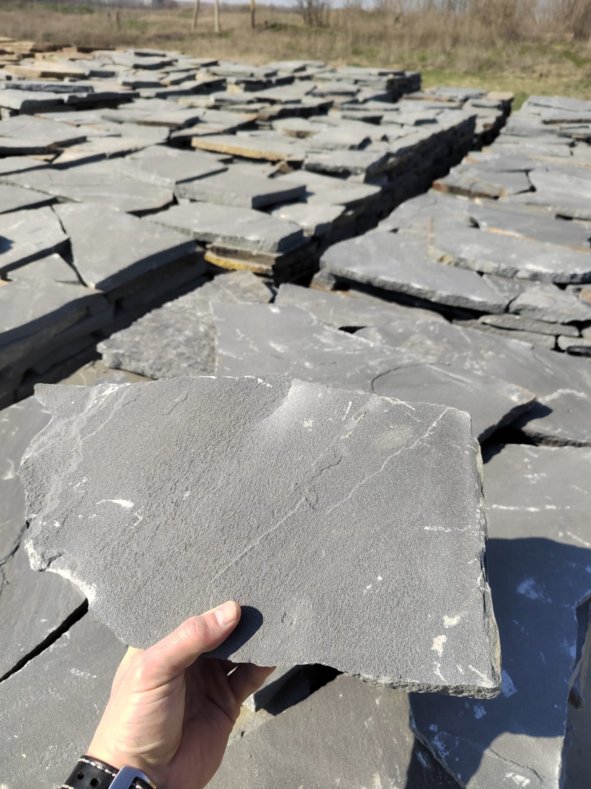 Песчаник пластушка светло-серый (2,0 см)  купить  в Краснодаре плитняк- ластушка светло-серый, серый рваный ландшафтный плитняк колотый 7 500 руб/м3   фото 