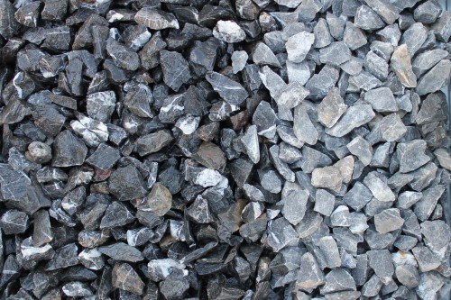  Щебень крошка черный (мрамор) фр. 20-40 мм.  купить  в Краснодаре мрамор черный с белыми прожилками мраморная каменная крошка 9000 руб/т   фото 