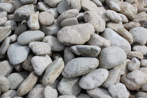 Бело-серый валунчик фр.100-300 мм.  купить в Краснодаре крупный камень для ландшафта серый, белый бело-серый валун крупная галька 4500 руб/т   фото 