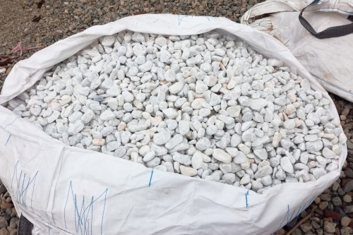  Галька белая мраморная (щебень галтованный белый), фр.20-40 мм.  купить  в Краснодаре мрамор белый бежевый молочный мраморный щебень декоративный 14500 руб/т   фото 