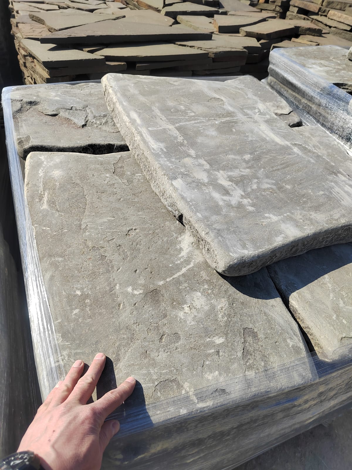 Песчаник пластушка галтованная светло-серая (3,0 см)  купить  в Краснодаре песчаник светло-серый, серый ландшафтный камень рваный колотый 12 000 руб/м3   фото 