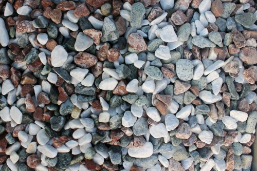  Микс разноцветной гальки (щебень галтованный микс:белый-зеленый-розовый) фр.20-40 мм.  купить  в Краснодаре мрамор белый, зеленый, розовый мрамор декоративный (галтовка) 14500 руб/т   фото 