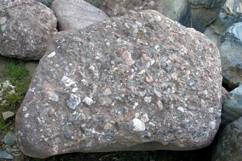  Конгломераты фр. 300-1000 мм.  купить в Краснодаре кварц мрамор диабаз коричневый, серый зеленоватый речной валун крупный 6500 руб/т   фото 