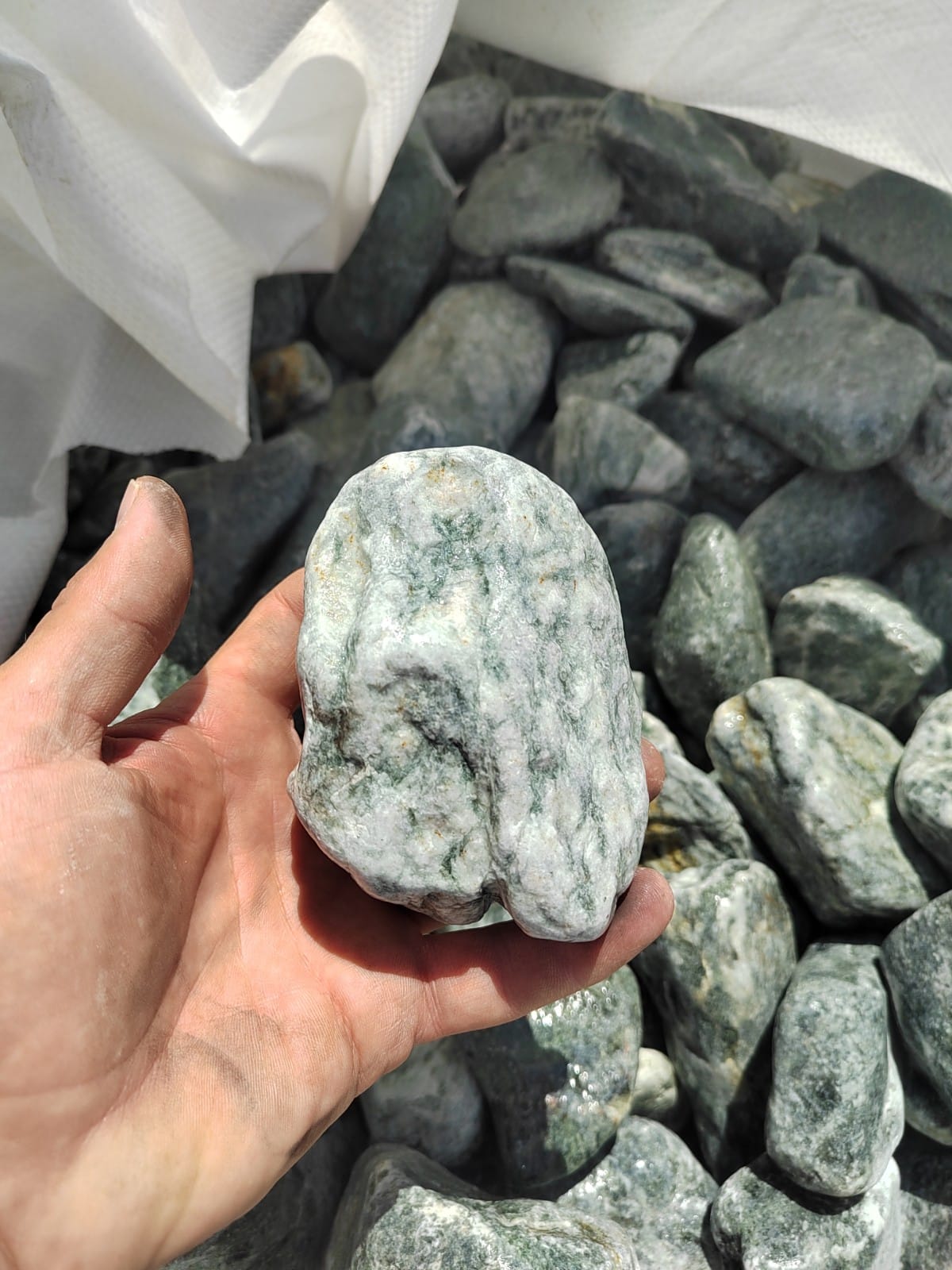 фото Галтованный жадеит (фр. 70-100 мм)  купить в Краснодаре в интернет-портале 