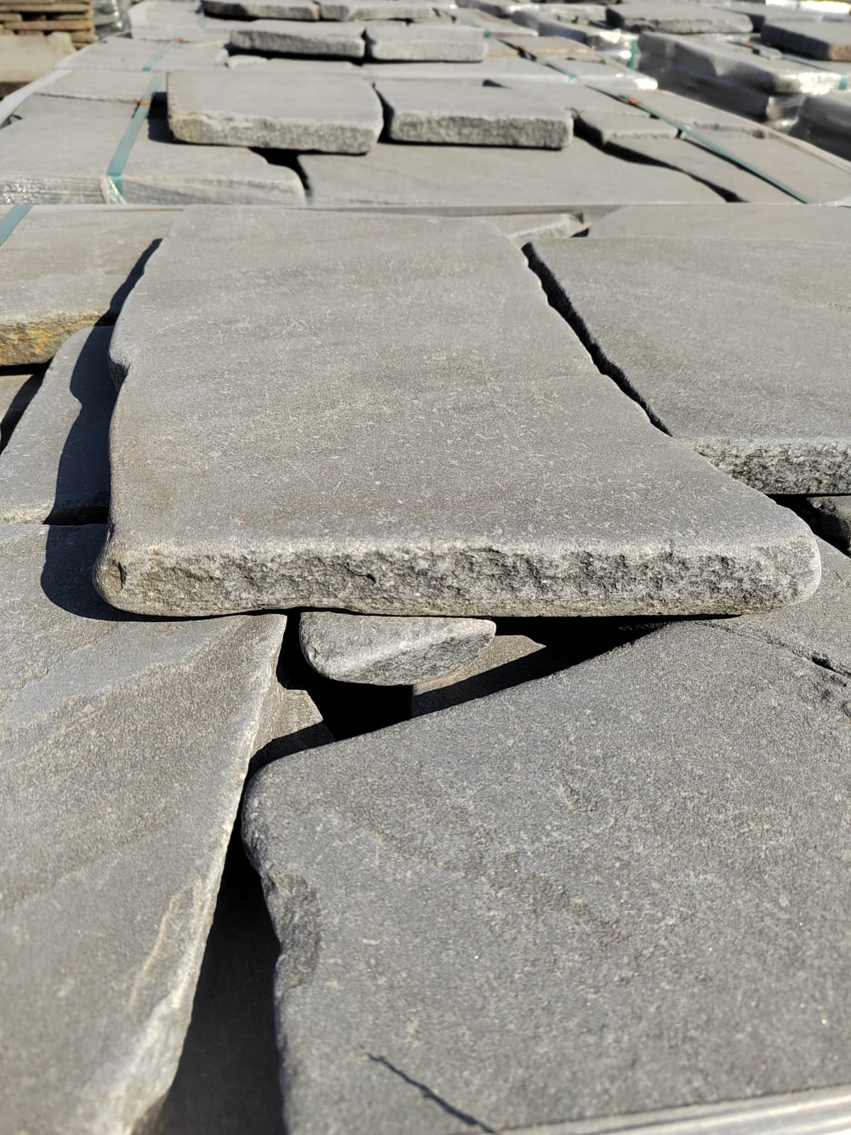 Песчаник пластушка светло-серый (4,0 - 6,0 см)  купить  в Краснодаре плитняк - пластушка светло-серый песчаник 7 500 руб/м3   фото 