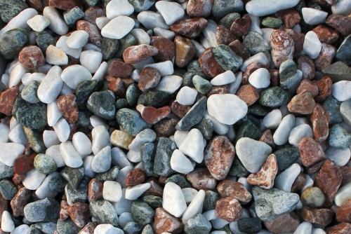 Микс разноцветной гальки  (щебень галтованный микс:белый-черный-розовый) фр.40-70 мм.  купить  в Краснодаре мрамор белый, черный розовый декоративный щебень галтованный 14500 руб/т   фото 