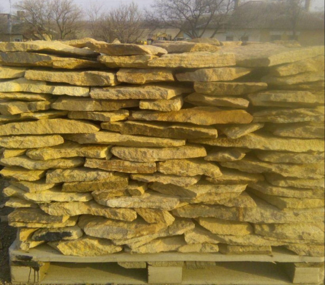 Песчаник пластушка "фонтанка" желтая (3,0 - 5,0 см)  купить  в Краснодаре песчаник желтая, рыжий, желтый песчаник колотый рваный со сколом облицовочный 8 500 руб/м3   фото 