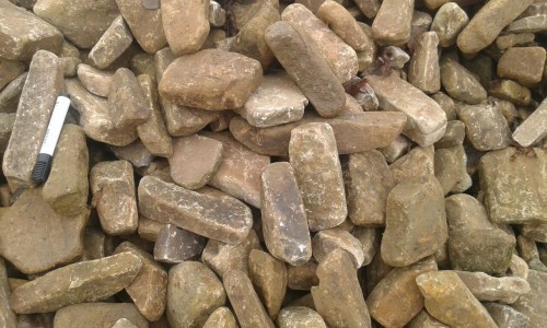 Песчаник для строительства и кладки блочный (фр 100-200 мм)  купить  в Краснодаре песчаник бежевый серый рыжий валун мелкий для строительства песчаник 6500 руб/т   фото 