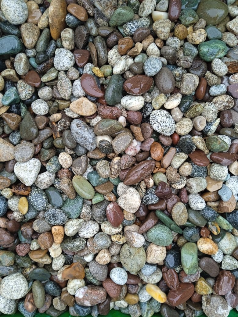  Галька горная речная окат (цветная) фр. 20-40 мм. купить   в Краснодаре галька речная серый синий бежевый белый окатанная речная галька ландшафтная 5000 руб/т   фото 