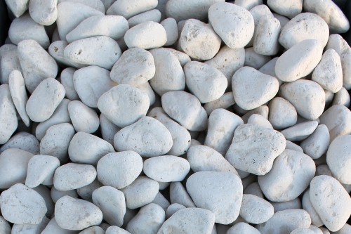 Белая галька (щебень галтованный белый мрамор) фр.5-10 мм.  купить  в Краснодаре мрамор белый, айвори, молочный каменная мраморная декоративная ландшафтная крошка 14500 руб/т   фото 
