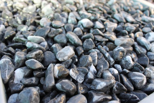  Черная галька с прожилками (галтованный черный мрамор) фр.10-20 мм.  купить  в Краснодаре мрамор черный с белыми прожилками, черный, белый окатанный округлый ландшафтный декоративный щебень 13500 руб/т   фото 