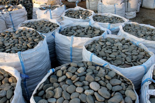 Kamenclub.ru: Галька речная плоская (темно-серая) фр. 100-200-300 мм. купить   в  Краснодарегалька речная плоская темно-серый, серый, синий речной галечник плоский 6000 руб/т   фото КАМЕНЬ КЛУБ