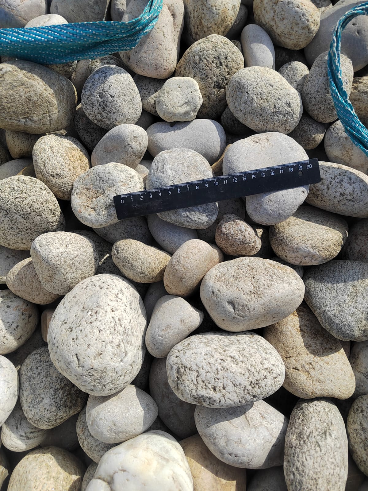  Галька речная окат (серо-белая) фр. 70-120 мм купить   в Краснодаре галька галечник бело-серая, серо-белая, серая, белая речная природная галька  5500 руб/т   фото 