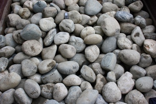 Речной валун (Ассорти) фр.100-300 мм.  купить в Краснодаре галечник серый, темно-серый, светло-серый речная галька крупных размеров 4200 руб/т   фото 