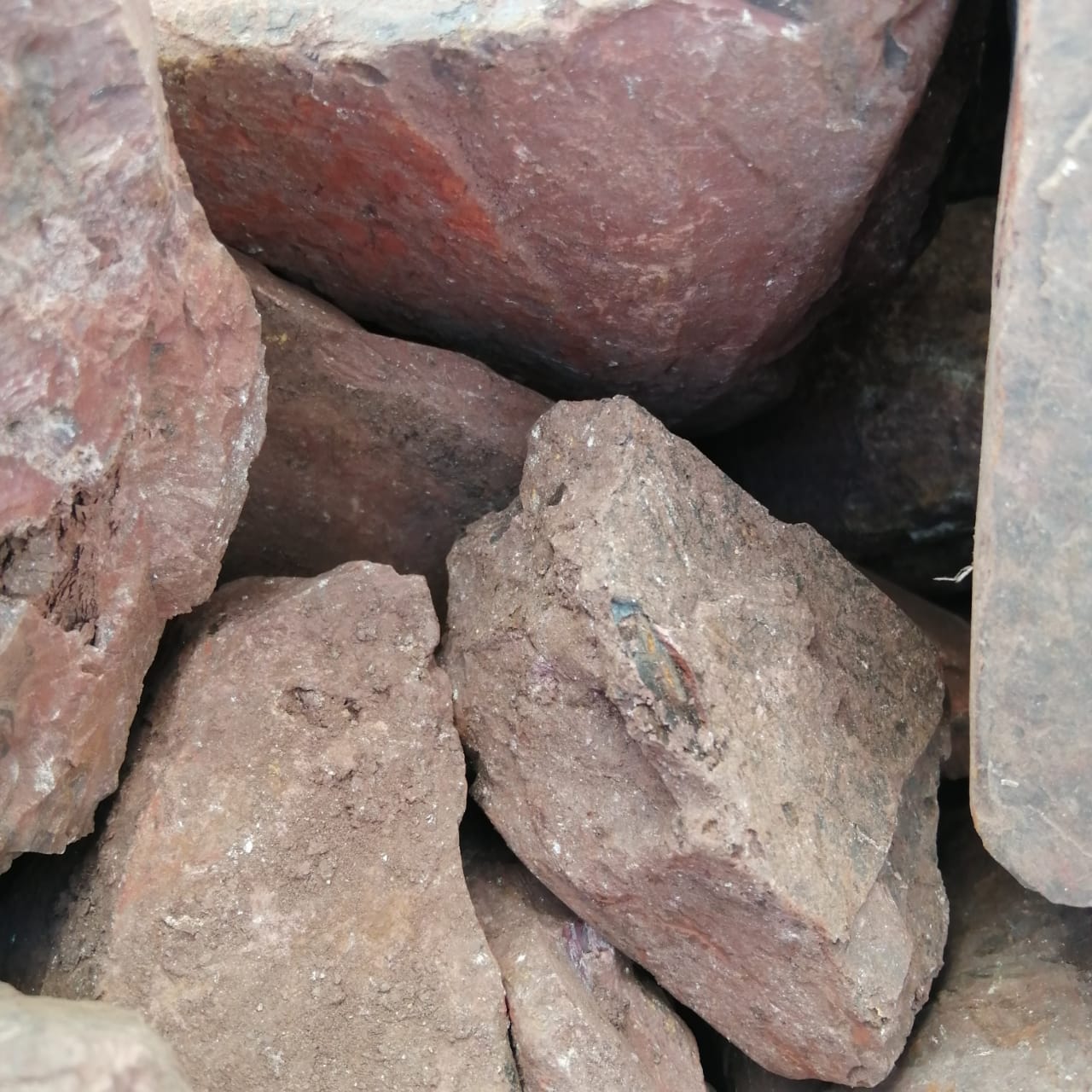 фото Яшма красная  (фр. 70-100 мм)  купить в Краснодаре в интернет-портале 