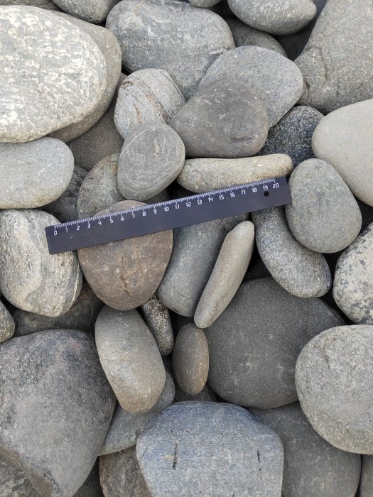  Галька речная плоская (серо-белая) фр. 70-120 мм. купить  в Краснодаре  галька галечник речной серый, белый окатанная плоская  природная галька 7000 руб/т   фото 