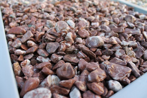  Розовая мраморная галька (щебень галтованный розовый) фр.10-20 мм.  купить  в Краснодаре мрамор розовый, красный ландшафтный декоративный окатанный округлый щебень 13500 руб/т   фото 