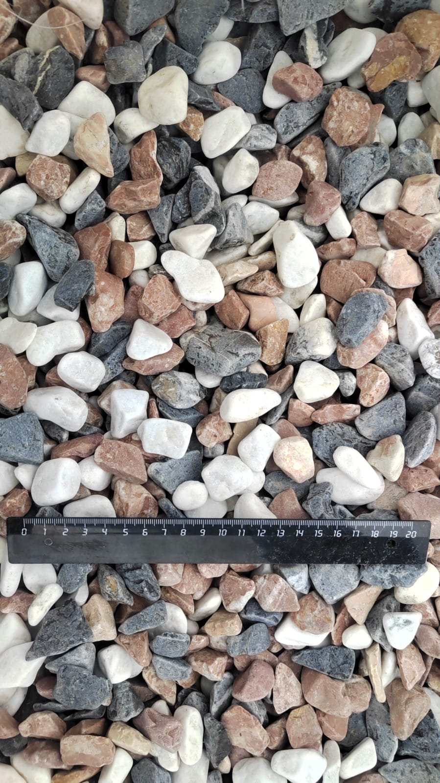  Микс разноцветной гальки (щебень галтованный микс:белый-зеленый-розовый) фр.20-40 мм.  купить  в Краснодаре мрамор белый, зеленый, розовый мрамор декоративный (галтовка) 14500 руб/т   фото 