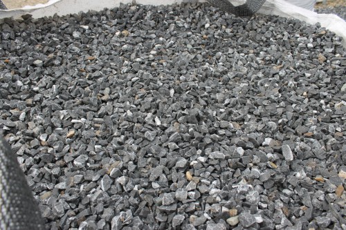  Щебень крошка черный (мрамор) фр. 10-20 мм.  купить  в Краснодаре мрамор черный с белыми прожилками, черный, белый каменная ландшафтная декоративная крошка щебня 9000 руб/т   фото 