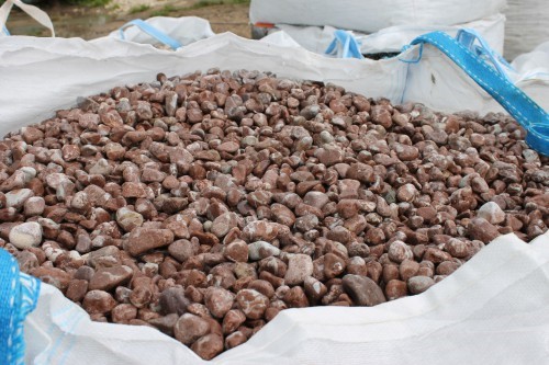  Розовая мраморная галька (щебень галтованный розовый) фр.10-20 мм.  купить  в Краснодаре мрамор розовый, красный ландшафтный декоративный окатанный округлый щебень 13500 руб/т   фото 