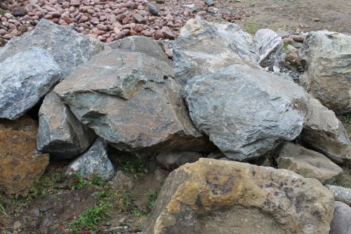  Змеевик скальник фр. 500-1500 мм.  купить в Краснодаре змеевик зеленый серый черный глыба скальная колотая 7500 руб/т   фото 