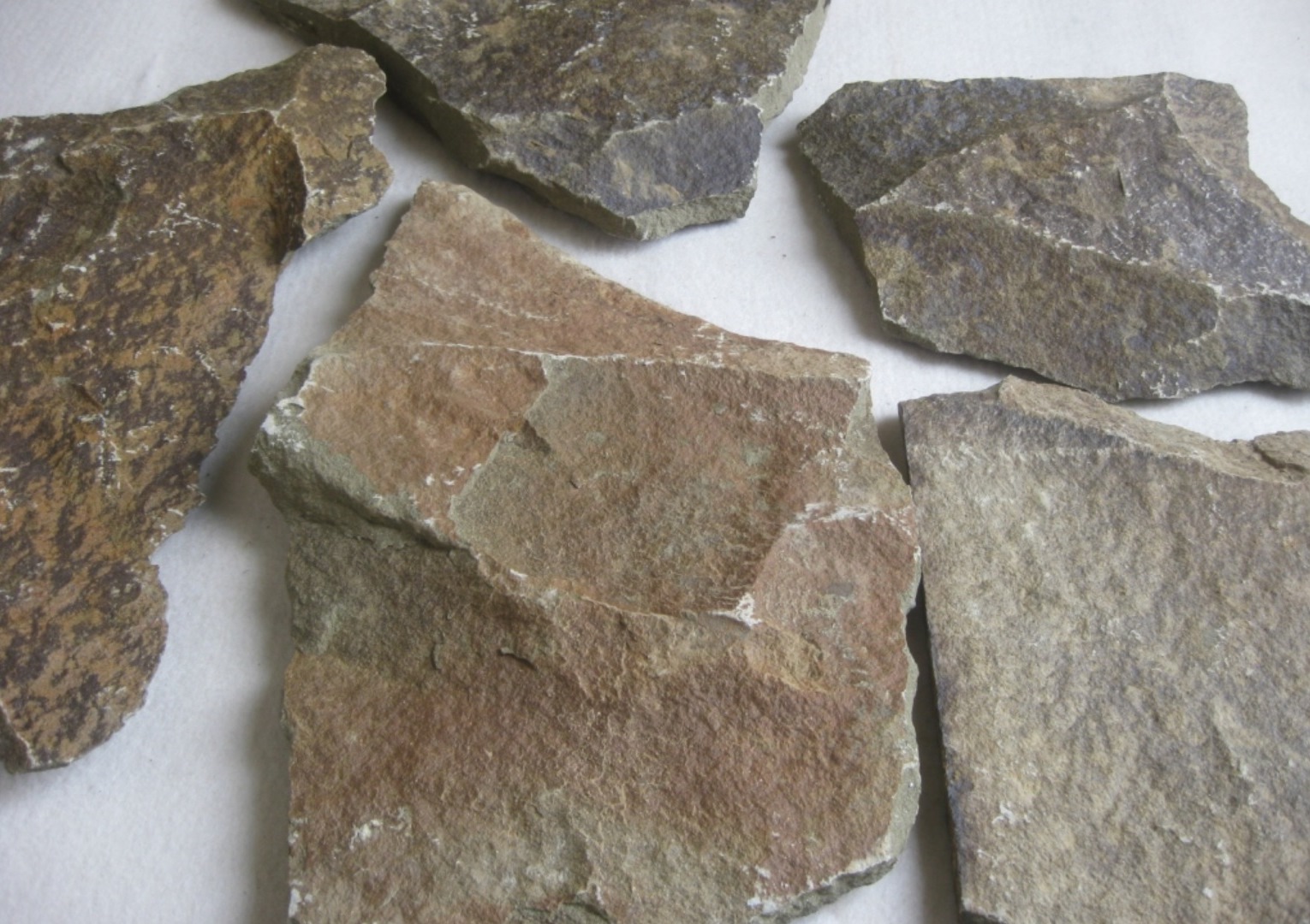 Песчаник пластушка "фонтанка" серо-зеленая (3,0-5,0 см)  купить  в Краснодаре песчаник серо-зеленая колотые плитки облицовочные пластушки 8 500 руб/м3   фото 