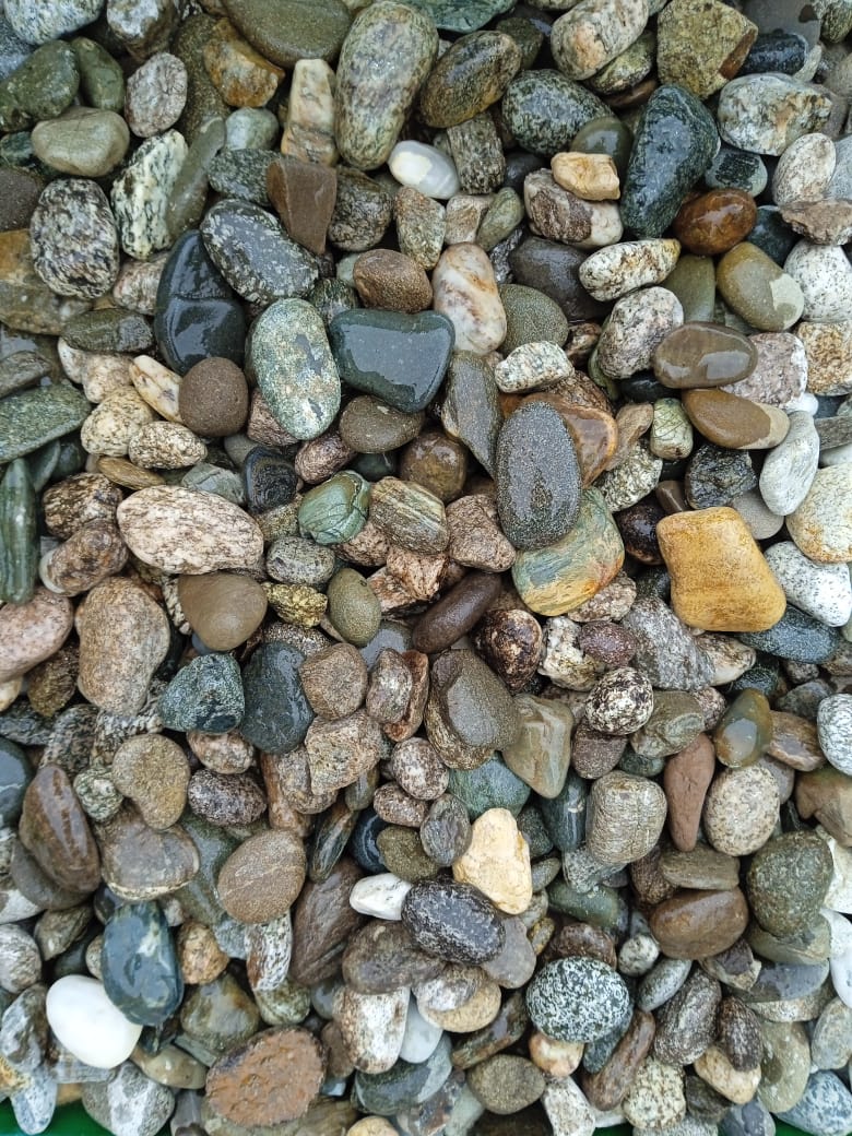  Галька горная речная окат (цветная) фр. 20-40 мм. купить   в Краснодаре галька речная серый синий бежевый белый окатанная речная галька ландшафтная 5000 руб/т   фото 