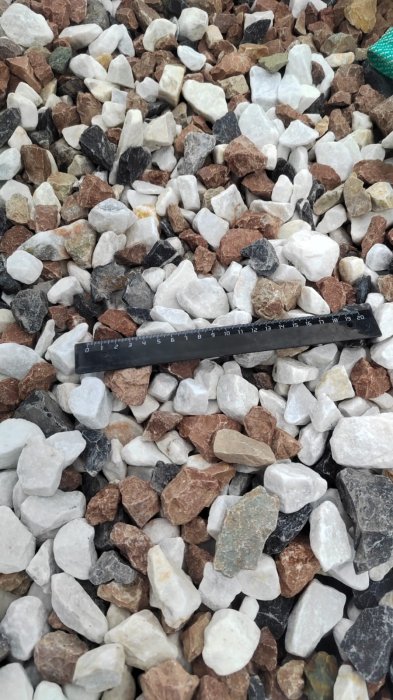  Мраморная крошка (щебень крошка микс : белый-черный-розовый) фр. 20-40 мм.  купить  в Краснодаре мрамор белый, черный, розовый декоративная ландшафтная крошка 9500 руб/т   фото 