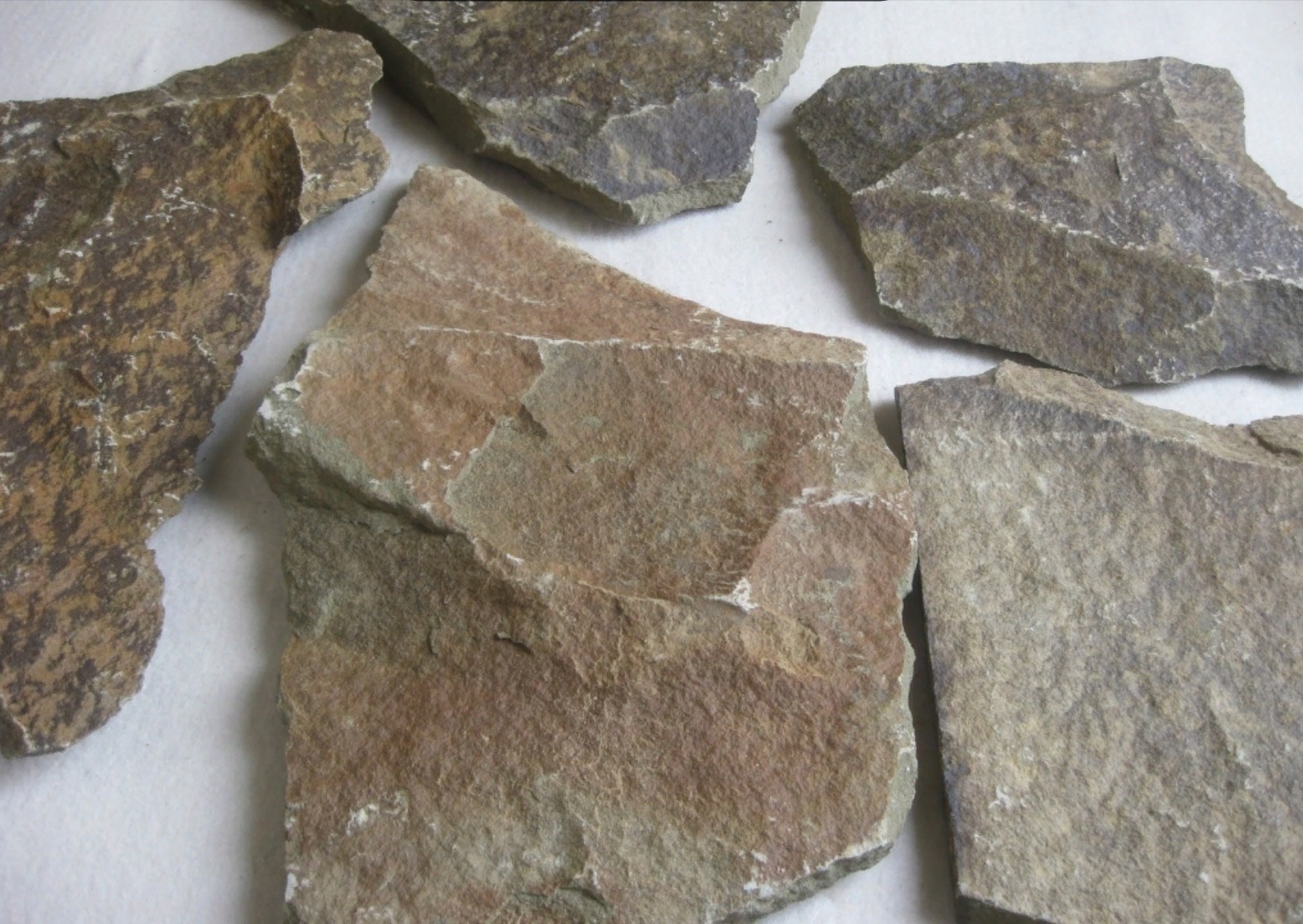 Песчаник пластушка "фонтанка" серо-зеленая (3,0-5,0 см)  купить  в Краснодаре песчаник серо-зеленая колотые плитки облицовочные пластушки 8 500 руб/м3   фото 