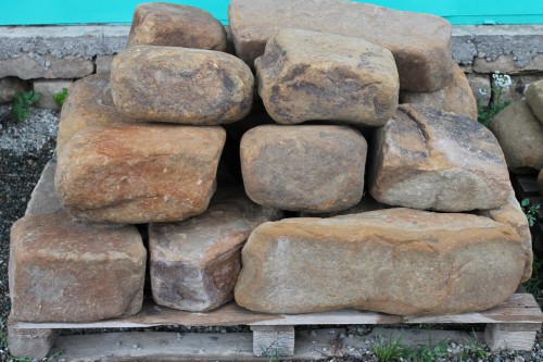  Песчаник для строительства и кладки (фр. 200-400 мм)  купить  в Краснодаре песчаник бежевый серый рыжий желтый блоки для строительства из песчаника 6500 руб/т   фото 