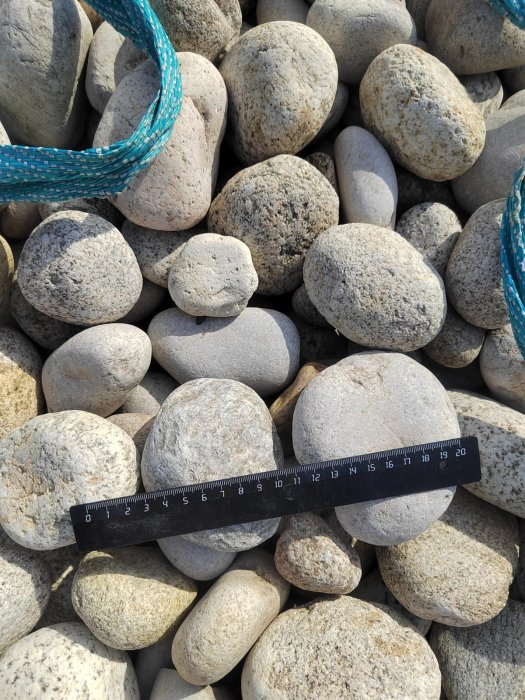  Галька речная окат (серо-белая) фр. 70-120 мм купить   в Краснодаре галька галечник бело-серая, серо-белая, серая, белая речная природная галька  5500 руб/т   фото 