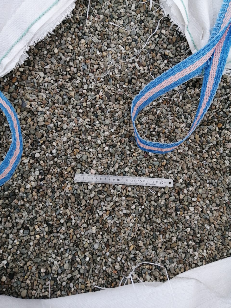  Галька речная окат (серая) фр.3-5 мм купить   в Краснодаре галька речная серая бежевый темно-серый окатанный речной камень округлый 8000 руб/т   фото 