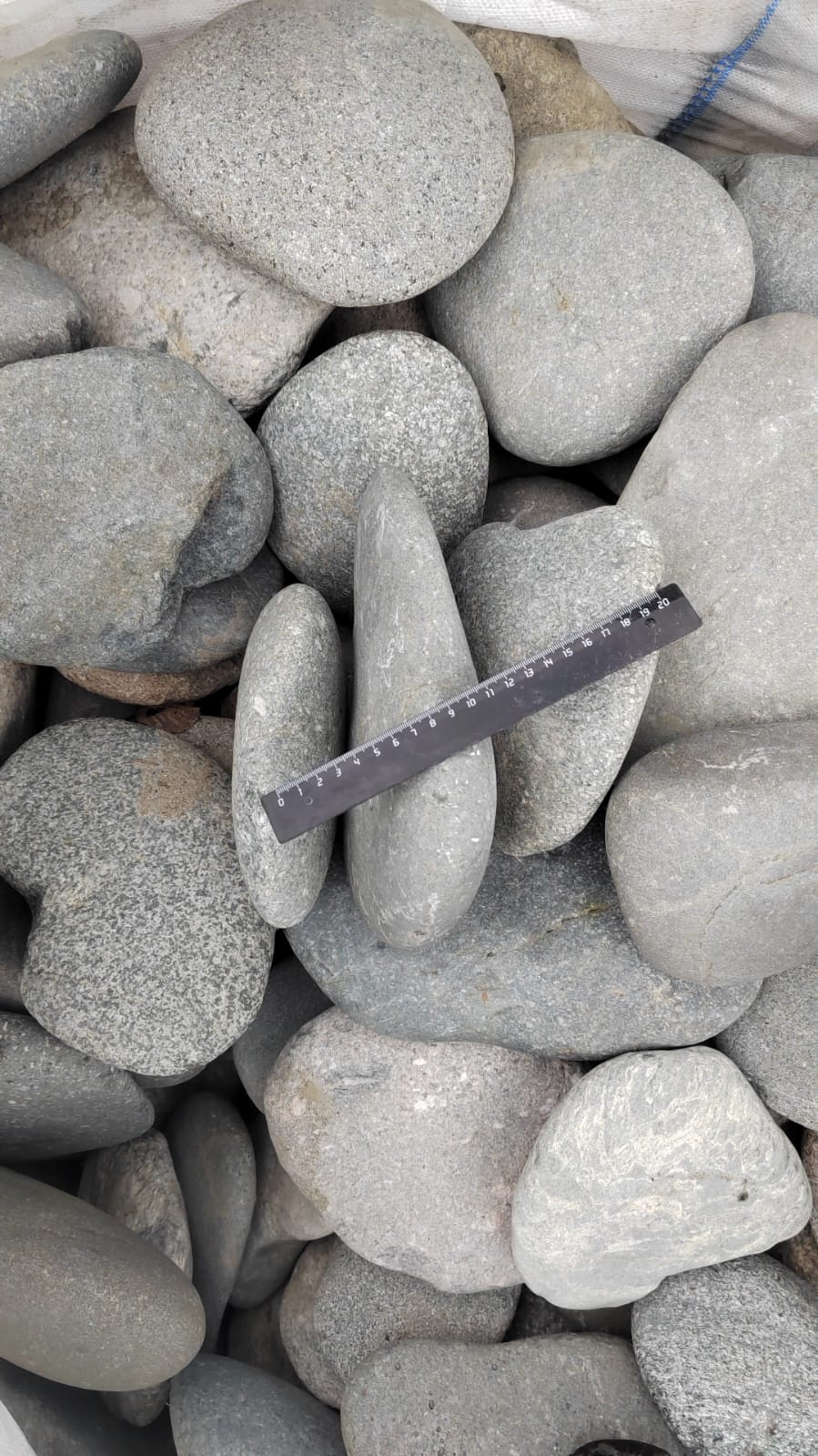 Kamenclub.ru: Галька речная плоская (темно-серая) фр. 70-150 мм. купить   в  Краснодарегалечник природный темно-серый серый синий речная плоская природная окатанная  7000 руб/т   фото КАМЕНЬ КЛУБ