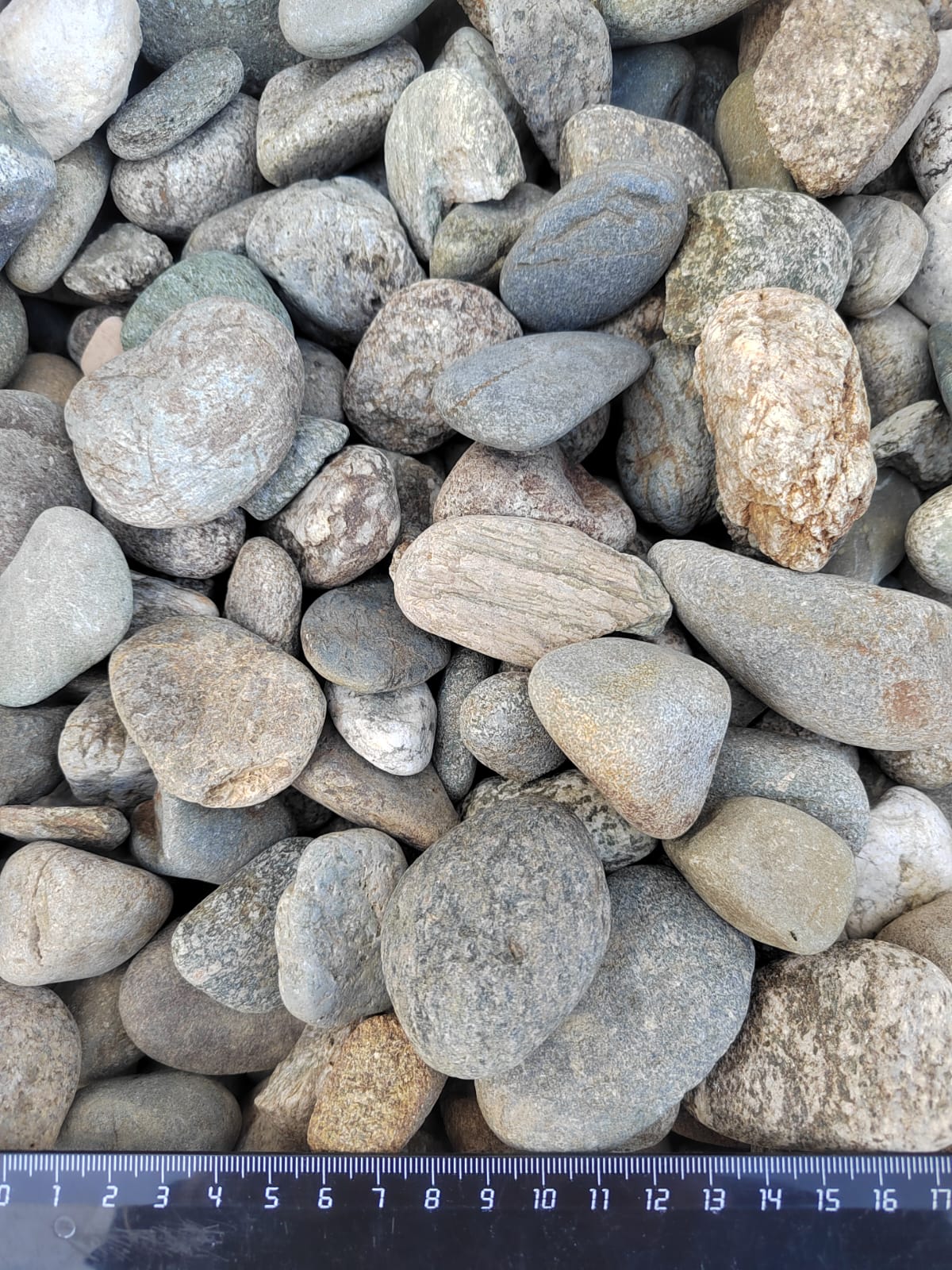  Галька речная окат (серая) фр.40-60 мм купить   в Краснодаре галька речная серый бежевый рыжий коричневый округлый речной камень 4000 руб/т   фото 