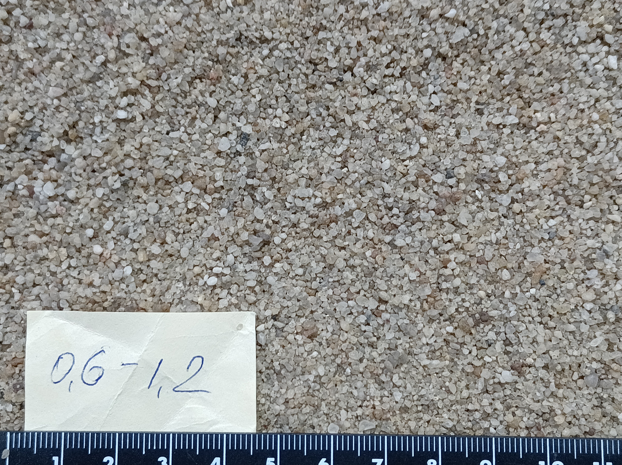 Кварцевый песок для площадок фр. 0,6-1,2 мм.  купить в Краснодаре фото 